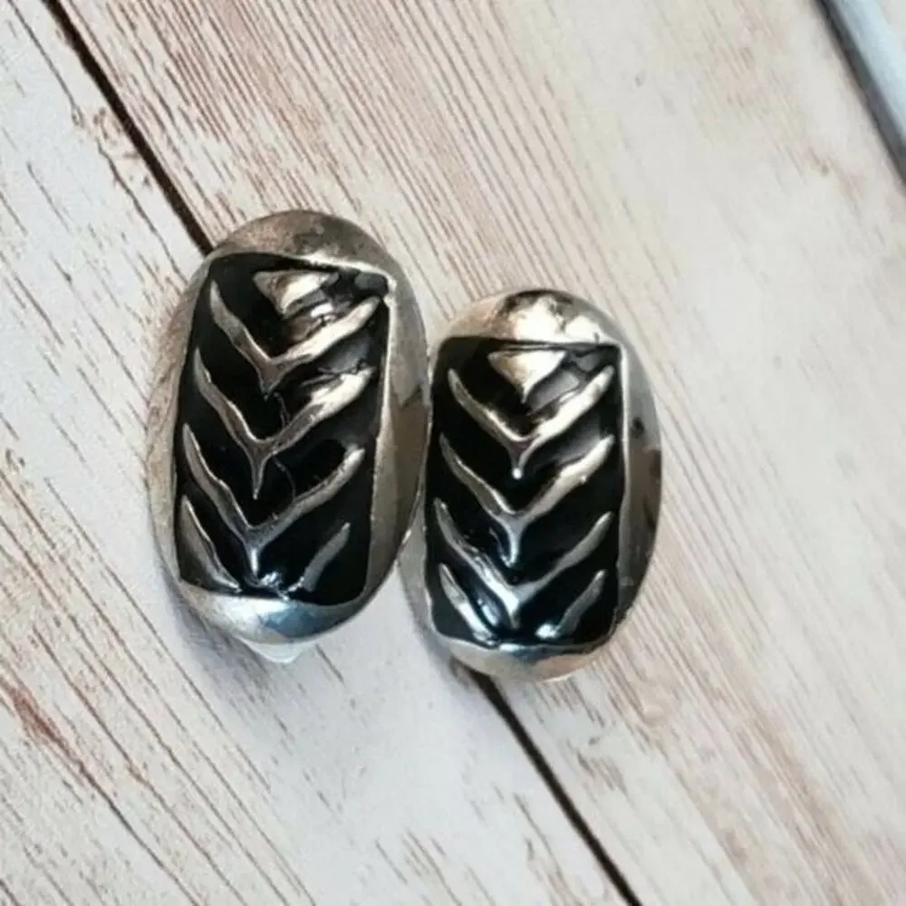 Vintage Clip On Earrings Black & Silver Tone Rectangle in Oval